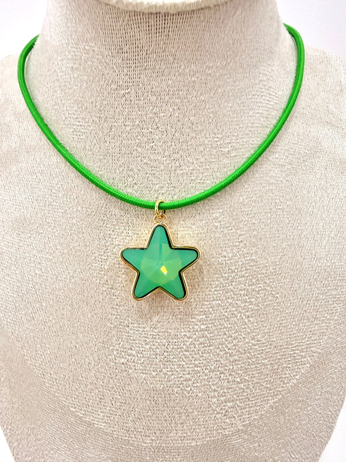 C926001. Estrella brillante | colgante con cordón imantado