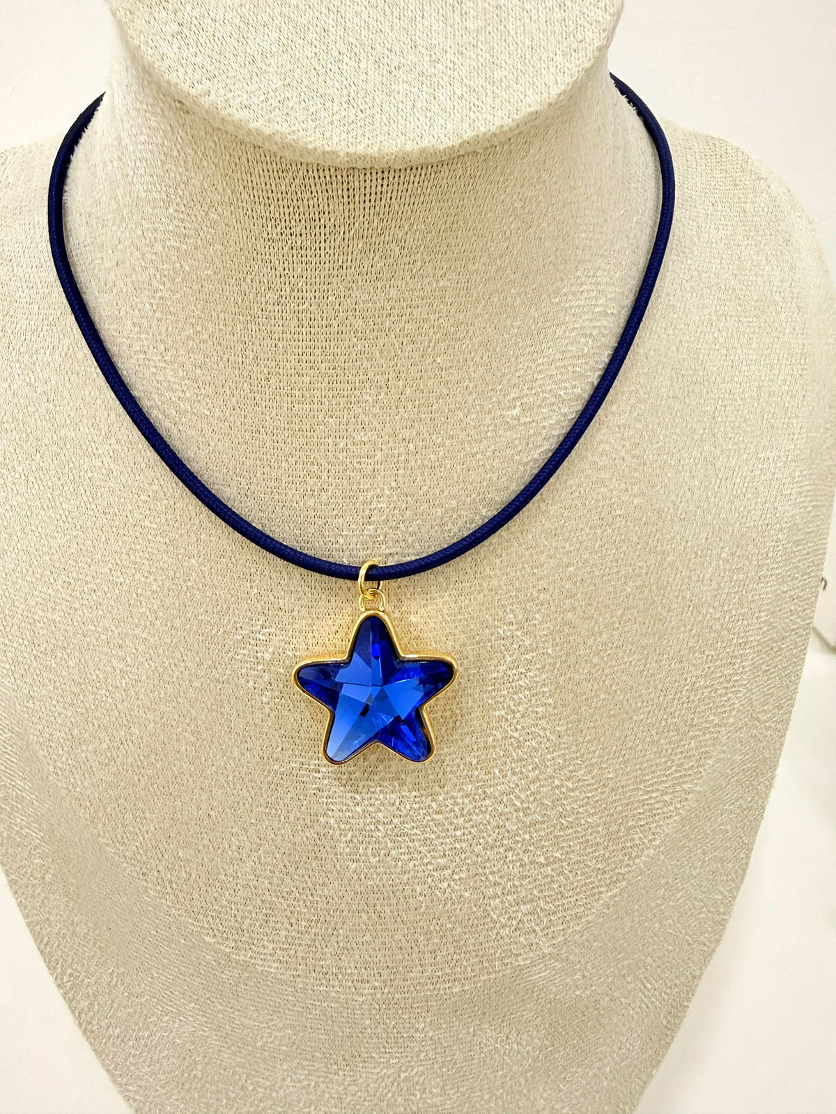 C926001. Estrella brillante | colgante con cordón imantado