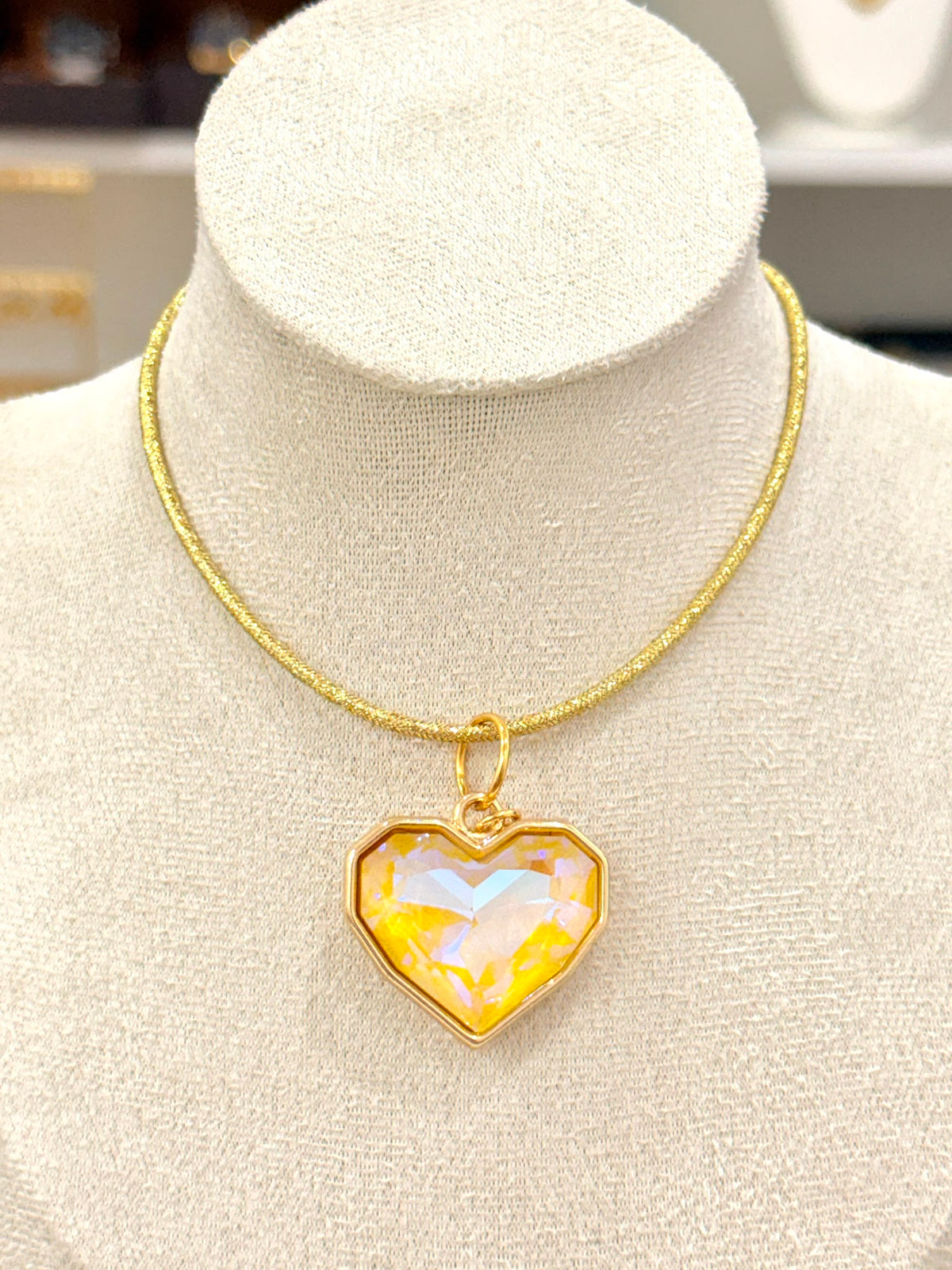 C926032. Corazón brillante | colgante con cordón imantado
