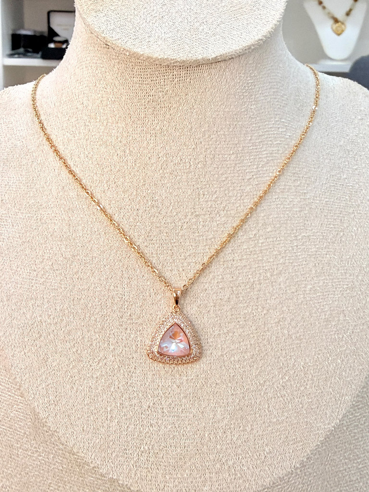 C926037. Collar Triangulo Brillante