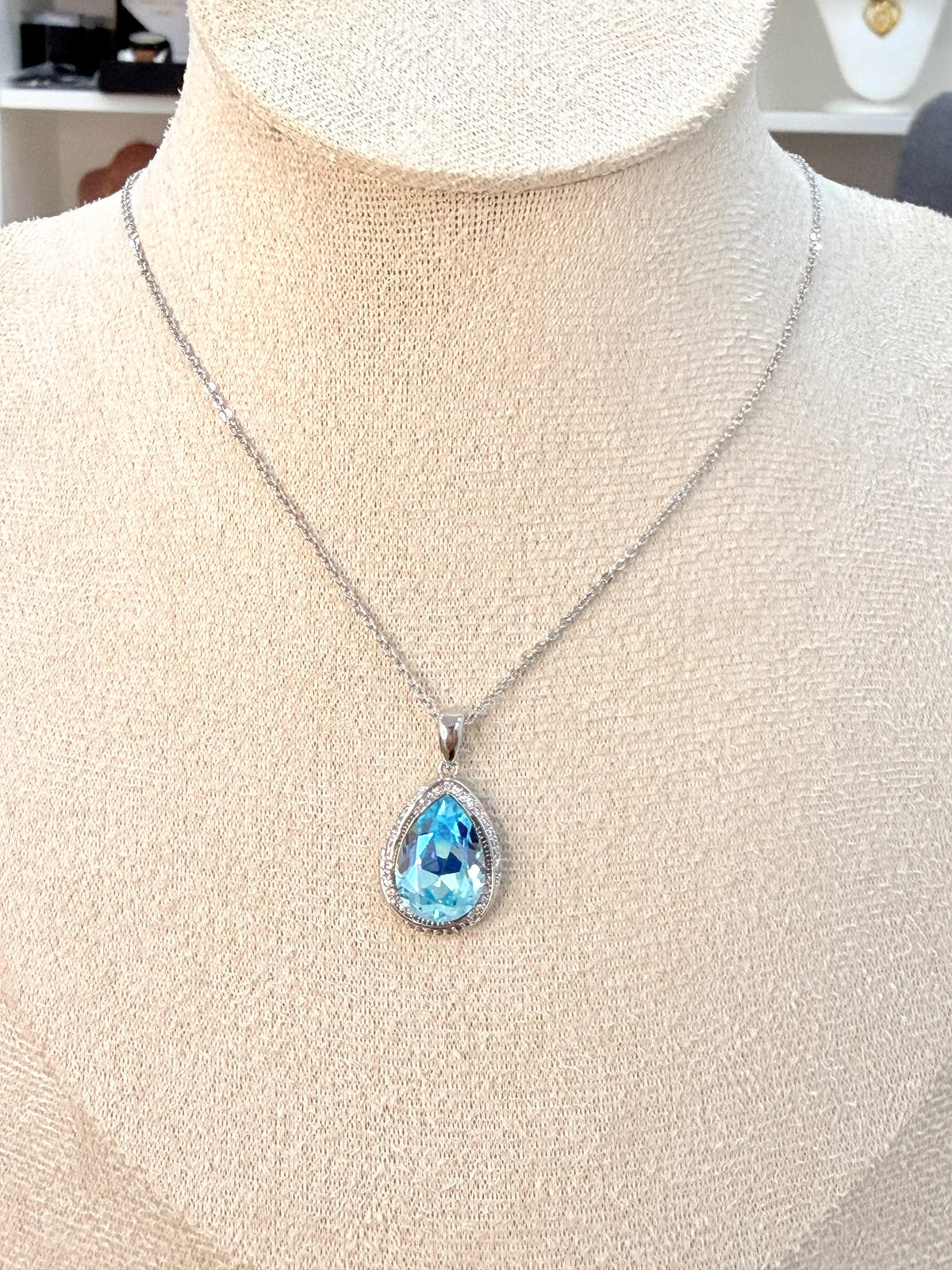 C926034. Collar Gota Celestial