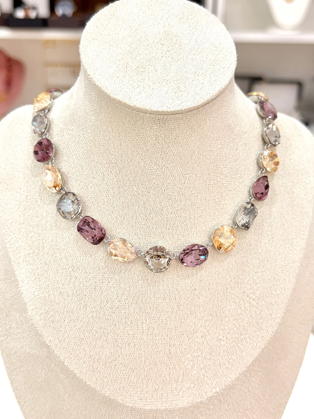 C926047. Collar Royal Glow