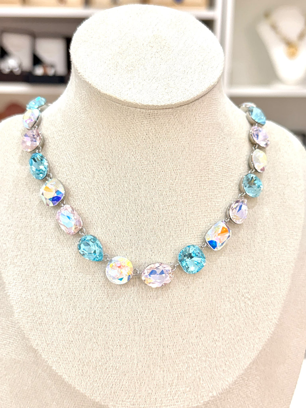 C926047. Collar Royal Glow