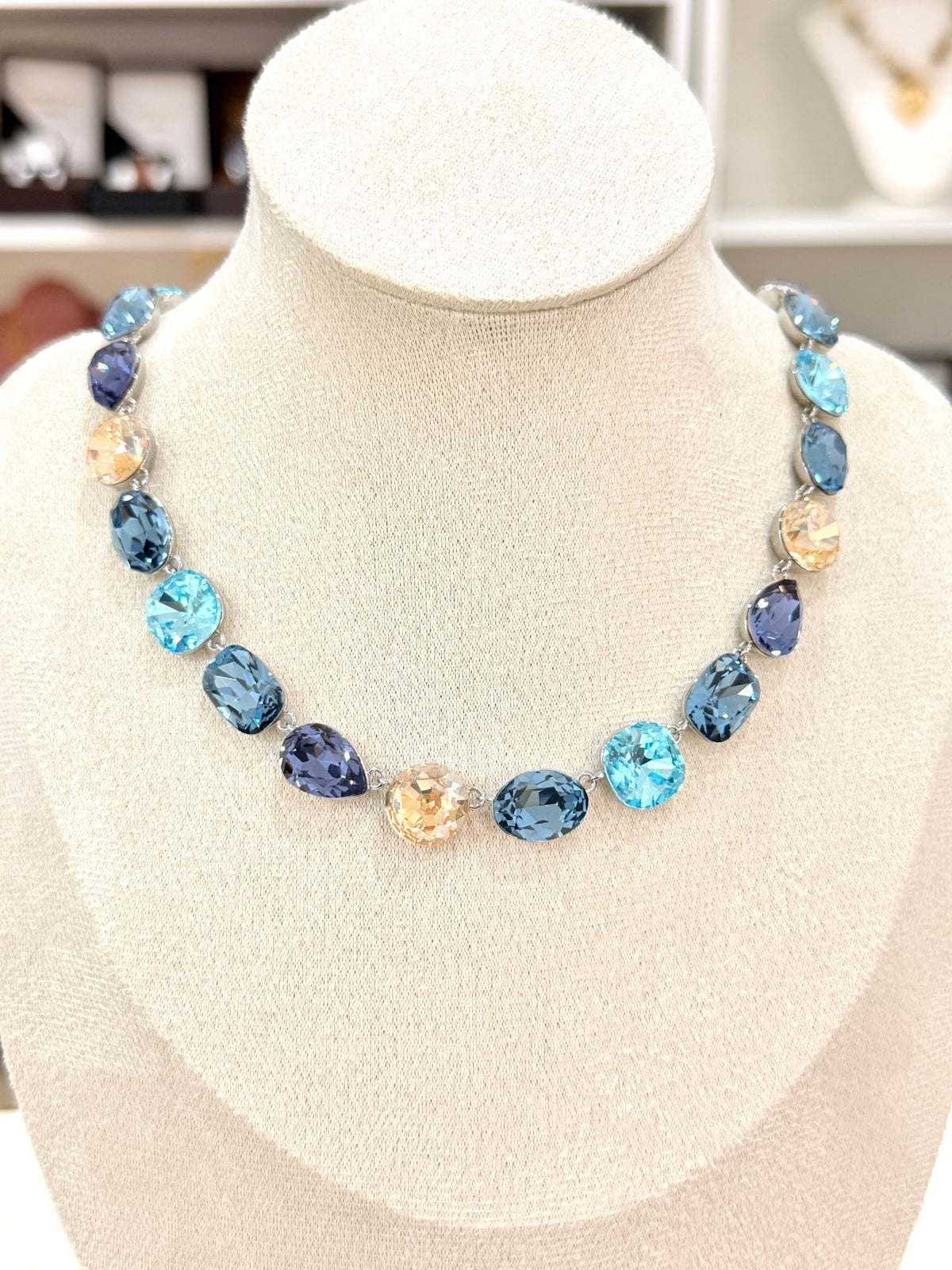 C926047. Collar Royal Glow