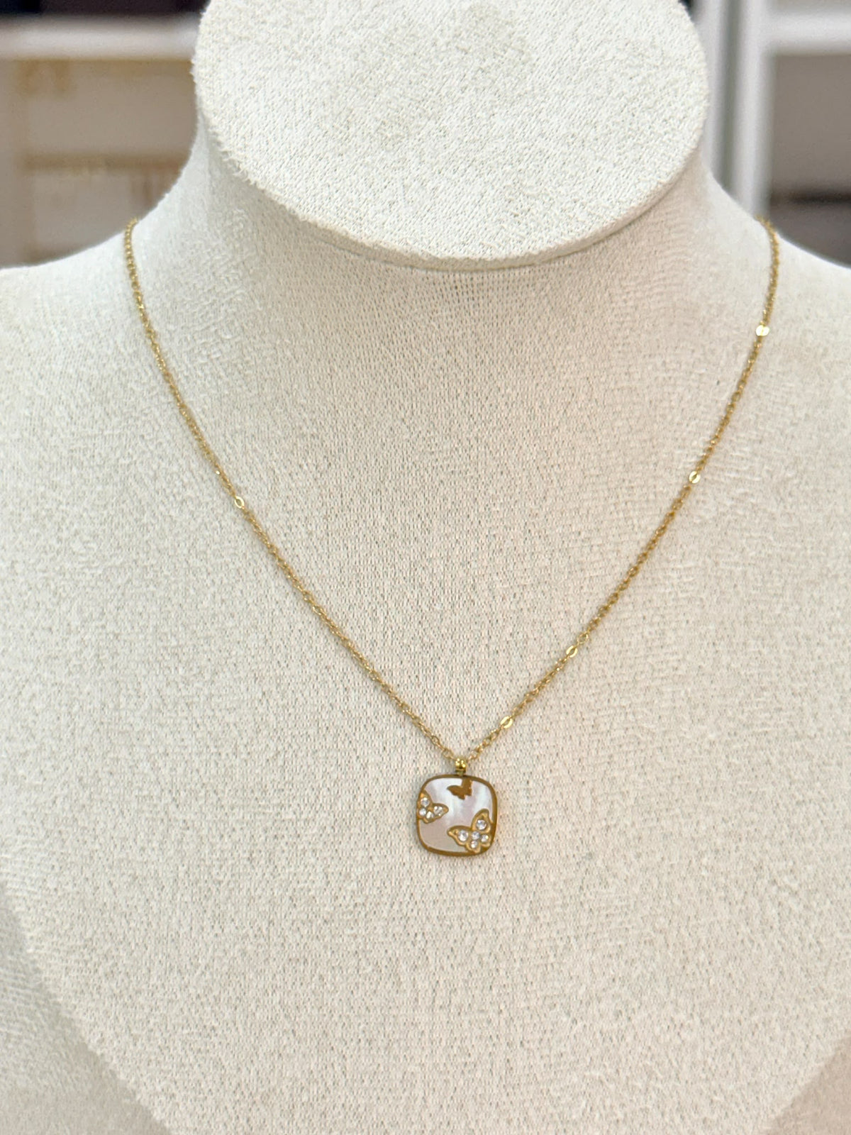 C926044. Collar Mariposa