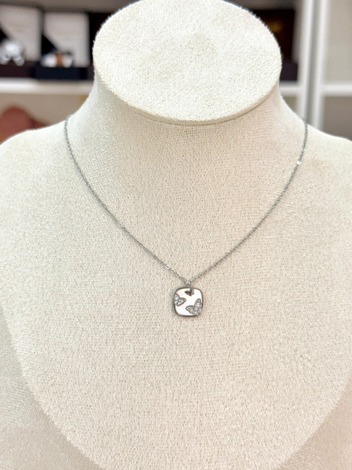 C926044. Collar Mariposa